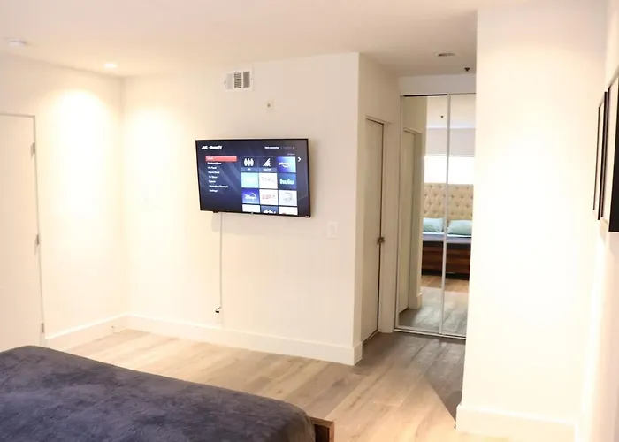 West Hollywood 2 Bedroom 2 Bath With Pool